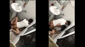 Ghệ say xỉn và anh người yêu trong phòng tắm nhà hàng