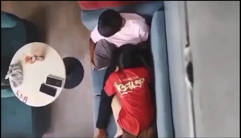 Quay lén em người yêu mút liếm cho gấu nơi công cộng
