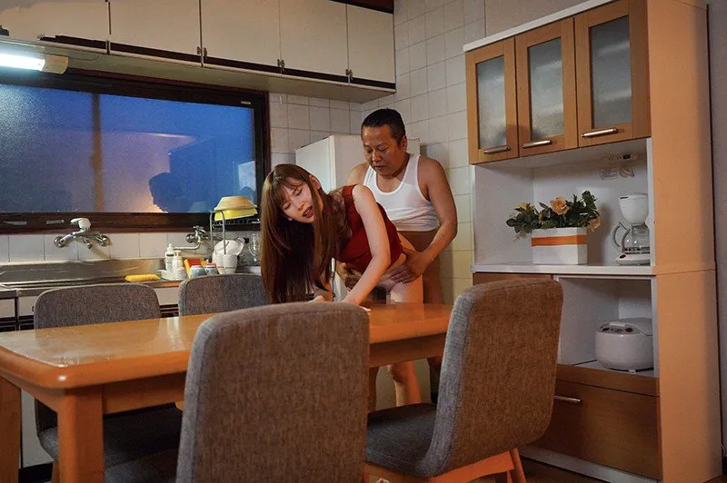 Con gái bị ông xã mới của mẹ nắc mỗi ngày, cho dù đã có người yêu