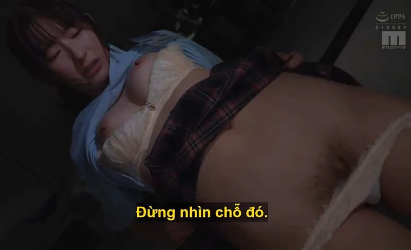 Sếp lớn mưu tính "xử đẹp" cô nàng nhân viên kiêu kỳ lười nhác, suốt ngày cắm mặt nhắn tin yêu đương với người yêu.